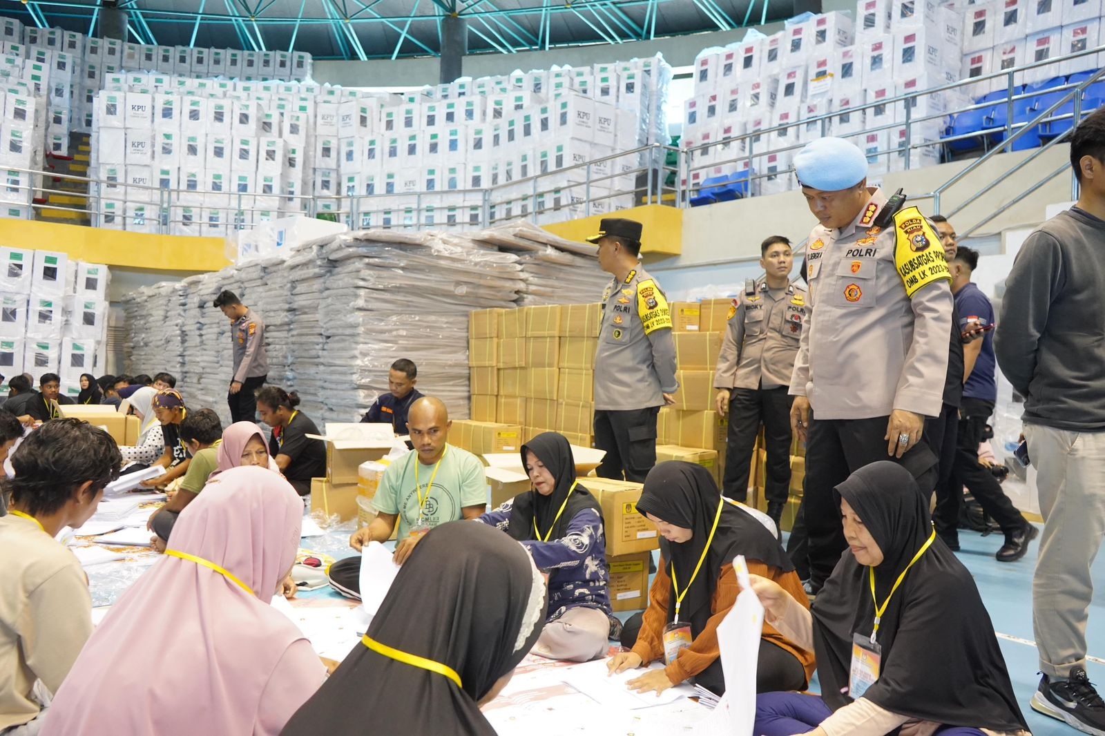 Kabid Propam Polda Riau Kombes Pol EL Sengka saat mengawasi langsung proses pelipatan surat suara di Gudang Logistik KPU Kampar, Selasa (16/1/2024).