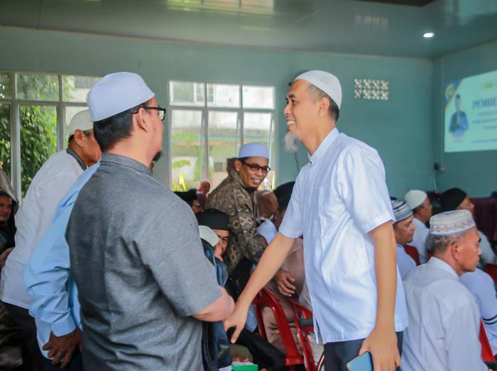 Wali Kota Dumai H Paisal berbincang dengan salah seorang calon peserta umrah ke tanah suci Makkah, Ahad (14/1/2024).