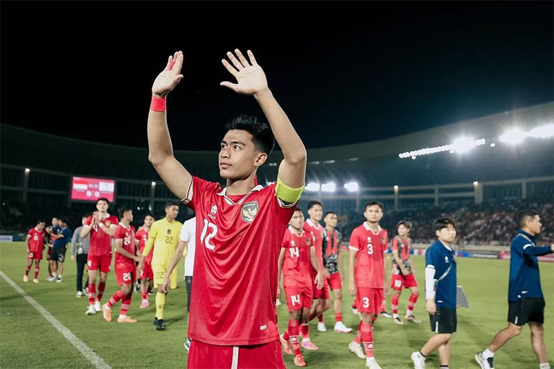 Pratama Arhan melambaikan tangan ke arah penonton. Bintang muda Timnas Indonesia itu resmu gabung klub Korea Selatan, Suwon FC.