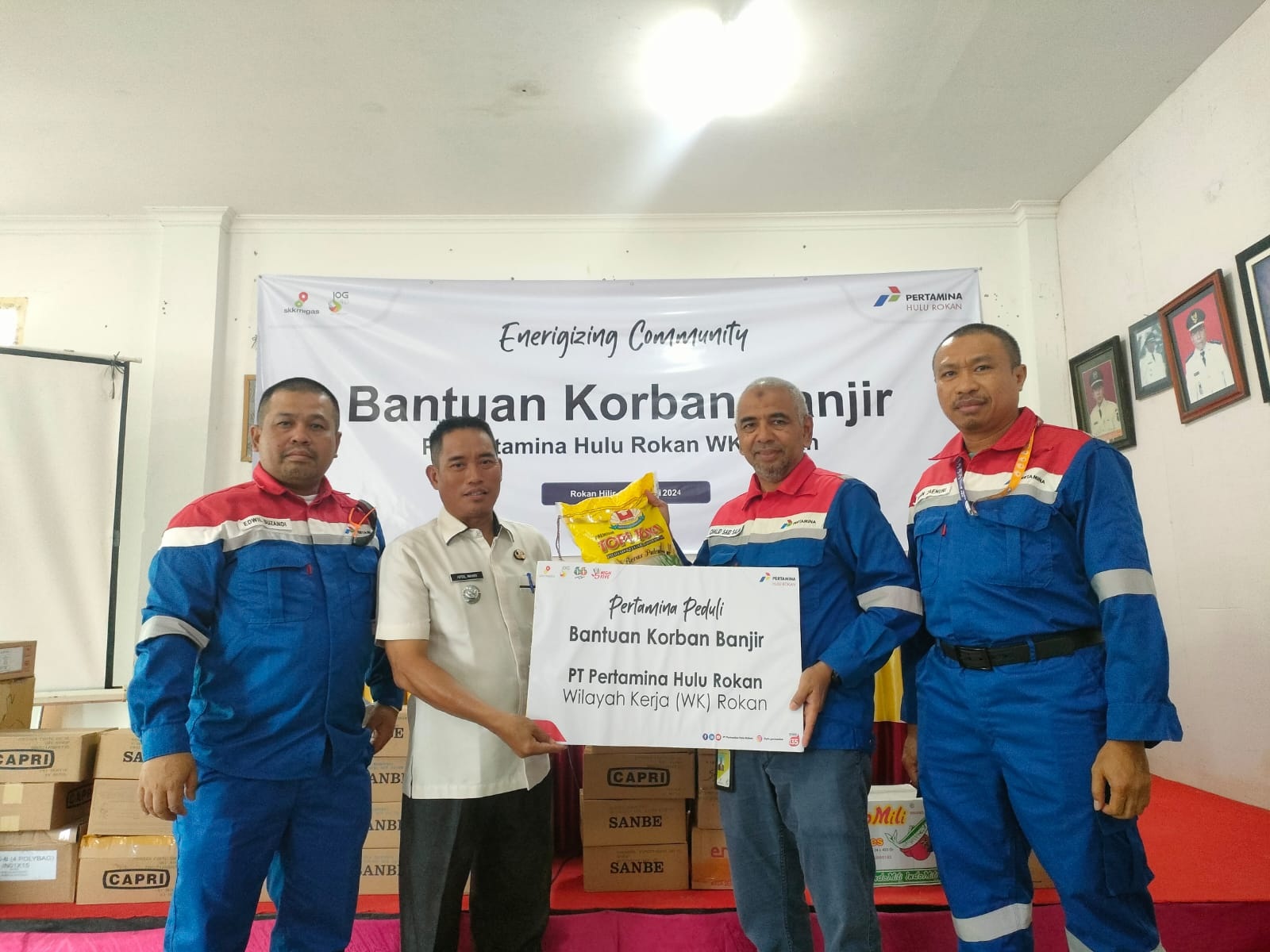 Dirut PHR Chalid Said Salim menyerahkan bantuan korban bencana banjir kepada masyarakat di Kecamatan Rantau Kopar, Kabupaten Rokan Hilir, Riau.