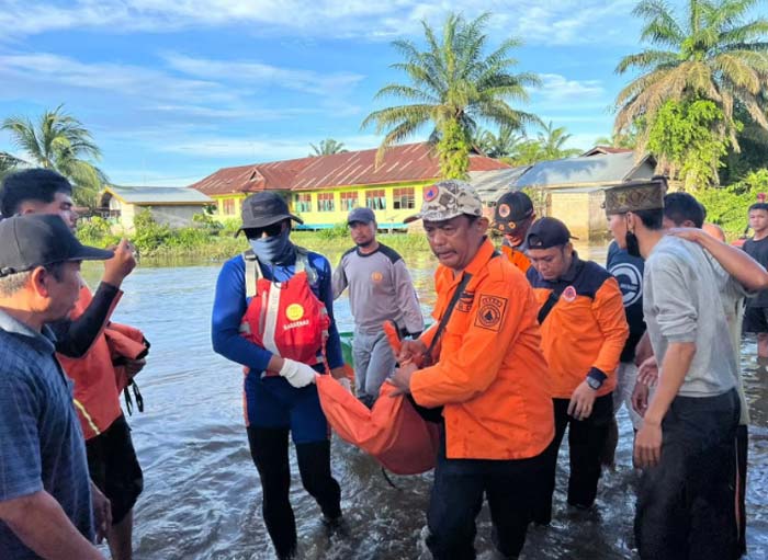 Tim gabungan mengevakuasi korban tenggelam untuk dilakukan pemeriksaan di Puskesmas Kuala Cenaku, Selasa (16/1/2024).