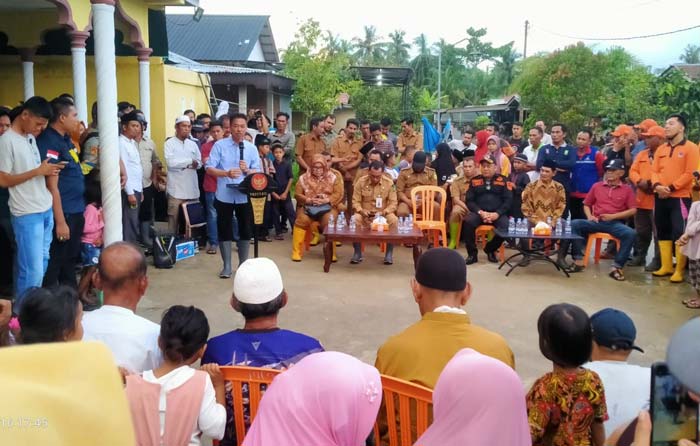 Bupati Rohil Afrizal Sintong SIP MSi menyampaikan sambutan pada kegiatan meninjau dan menyalurkan bantuan bagi warga terdampak banjir di Kepenghuluan Bagan Jawa, Kecamatan Bangko, Selasa (16/1/2024).
