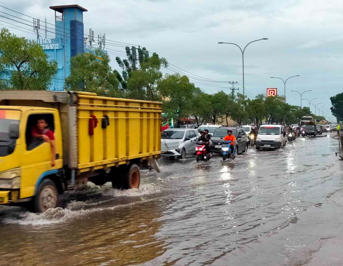 Pengendara terjebak kemacetan panjang akibat genangan air di Jalan HR Soebrantas , depan RM Bareh Solok, Rabu (17/1/2024).