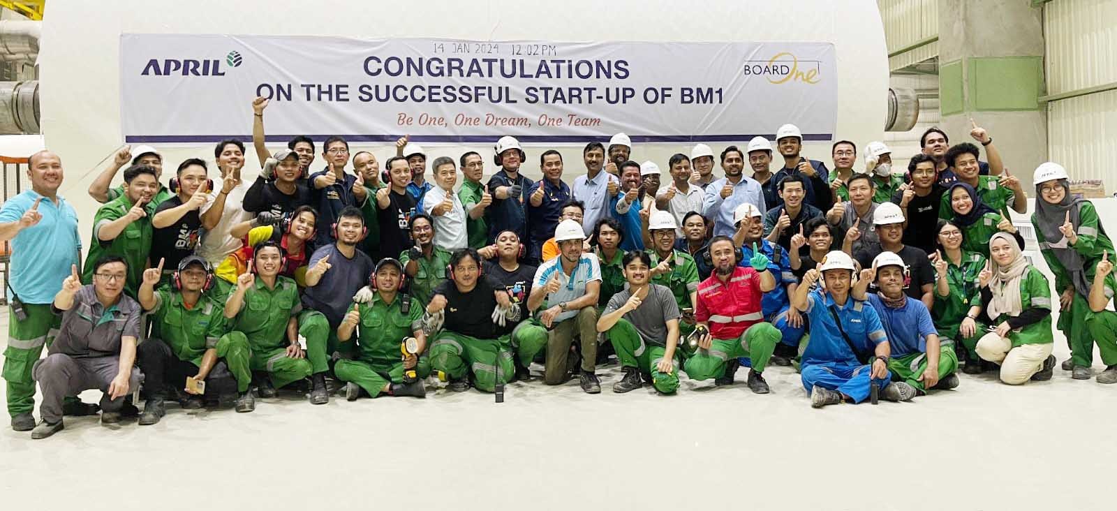 Tim Commissioning Board Machine One (BM1) foto bersama di depan jumbo roll BoardOne sambil mengangkat jari sebagai simbol BM1, belum lama ini.