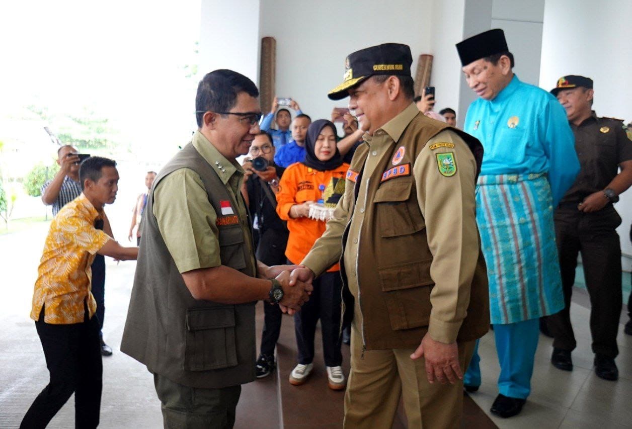 Kepala BNPB Letjen TNI Suharyanto tiba di Pekanbaru disambut Gubri Edy Natar Nasution, Kamis (18/1/2024).