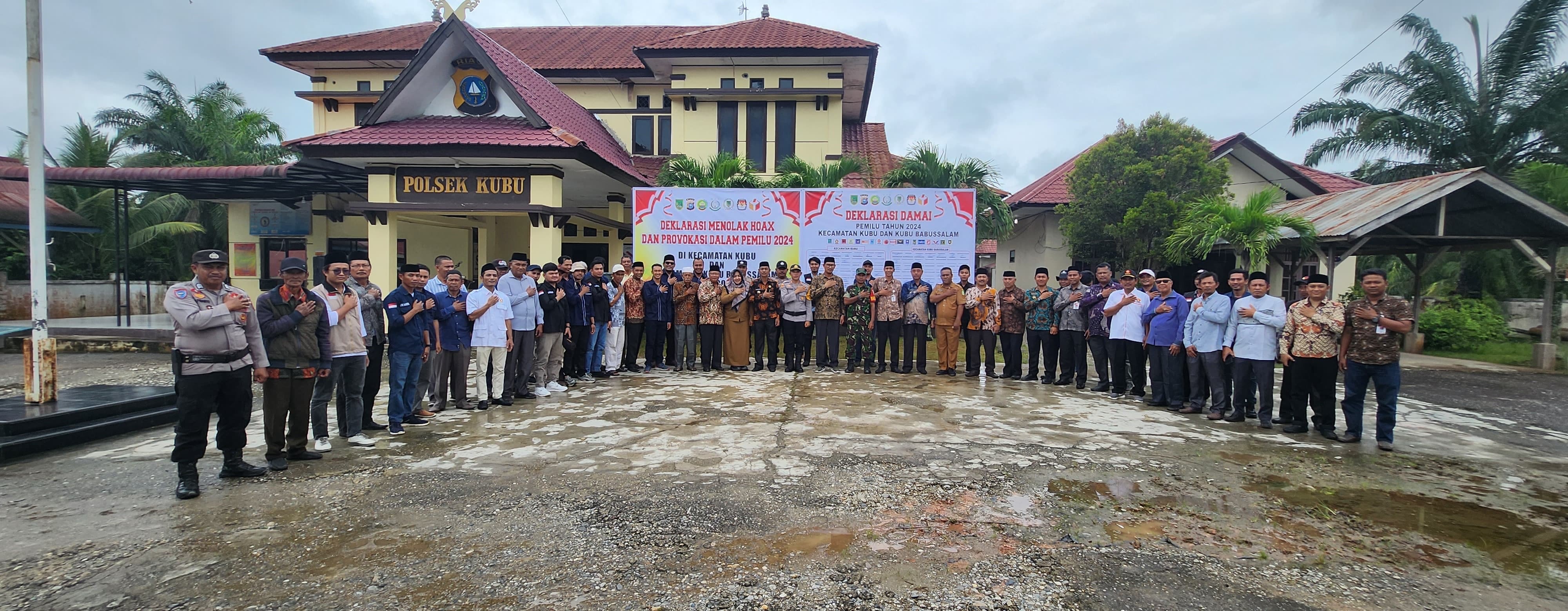 Kapolsek Kubu AKP H Tinambunan MSi foto bersama Upika Kecamatan Kubu dan Kubu Babussalam serta sejumlah tokoh usai apel deklarasi Pemilu Damai, Kamis (18/1/2024).