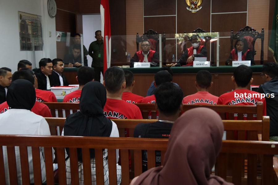 Para terdakwa perkara kerusuhan Rempang menjalani sidang di Pengadilan Negeri Batam, Rabu (17/1/2024).