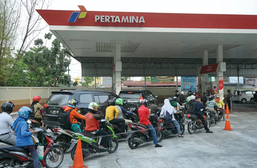 Masyarakat saat mengantre untuk membeli BBM di SPBU Pertamina.