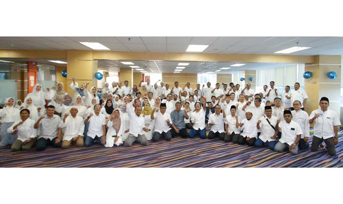 Komisaris Riau Pos, Dirut Riau Pos, jajaran manajemen dan karyawan Riau Pos berfoto bersama saat syukuran HUT ke-33 di Graha Pena Riau, Rabu (17/1/2024).