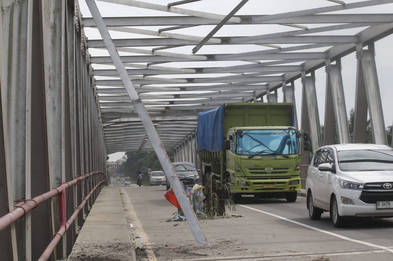 Tiang atas jembatan Siak II lepas diduga ditabrak alat berat, Pekanbaru, Jumat (19/1).