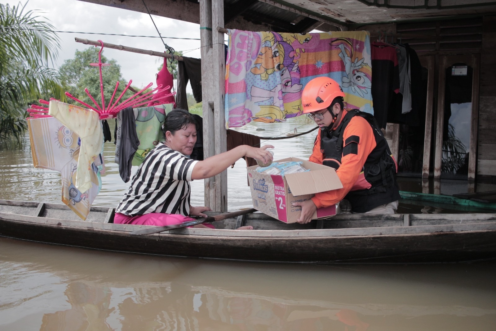 Pembagian logistik oleh tim Dompet Dhuafa Riau di wilayah Kuala Terusan, Kabupaten Pelalawan.