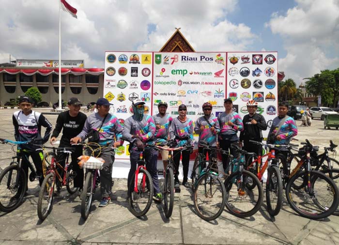 Anggota Restorasi Sepeda Mini foto bersama saat mengikuti gowes yang ditaja Riau Pos tahun lalu.