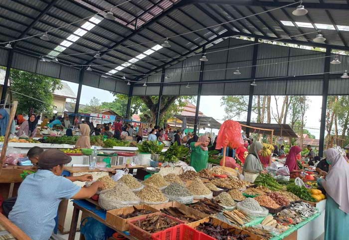 Suasana jual beli di Pasar Rakyat Palapa, Kecamatan Payung Sekaki yang baru selesai direvitalisasi, beberapa waktu lalu.