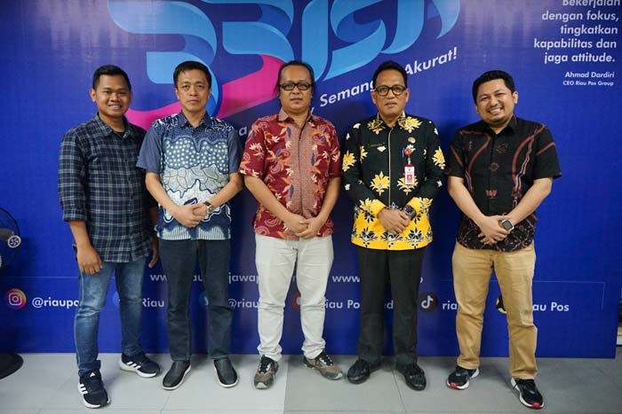 Kadiskominfotik Riau Ikhwan Ridwan didampingi Kabid Informasi Komunikasi Publik foto bersama Direktur Riau Pos Firman Agus, Wapemred Riau Pos, wartawan Riau Pos saat kunjungan dalam rangka HUT ke-33