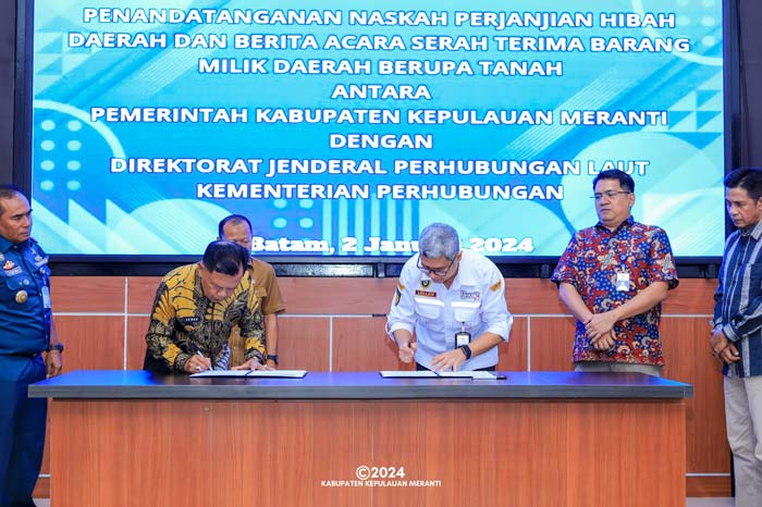 Plt Bupati Kepulauan Meranti bersama Sekretaris Direktorat Jenderal Perhubungan Laut didampingi jajaran menandatangani naskah Perjanjian Hibah dan Berita Acara Serah Terima Barang Milik Daerah