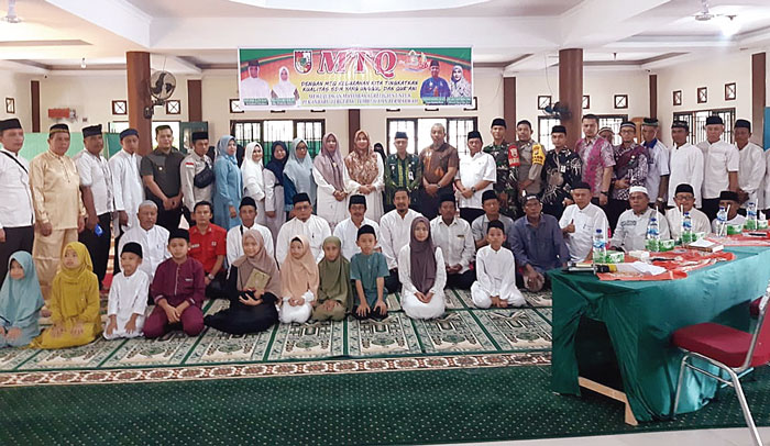 Camat Rumbai Barat Fachruddin Panggabean (berdiri tiga belas kiri) dan Lurah Muara Fajar Barat&nbsp;Sri Loly Hartinah SKep foto bersama tamu undangan usai pembukaan MTQ tingkat Kelurahan Muara Fajar Barat