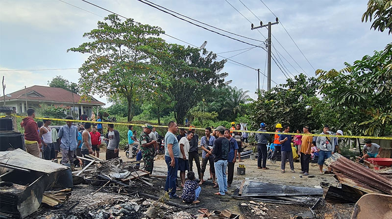 Kapolsek Batang Cenaku, Iptu Edi Dalianto bersama anggota melakukan penyelidikan awal dan lokasi kebakaran sudah dipasang garis polisi, Sabtu (20/1/2024)