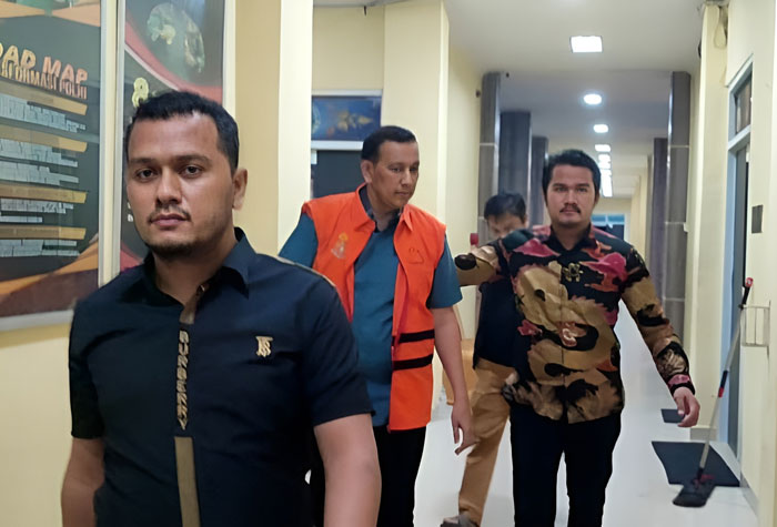 Kadis Perkim Rohul Inisial HI resmi ditahan, mengenakan rompi orange sebagai Tahanan Penyidik Tipikor Satreskrim Polres Rohul saat memasuki ruang Kasat Reskrim Polres Rohul. Sabtu (20/1/2024).
