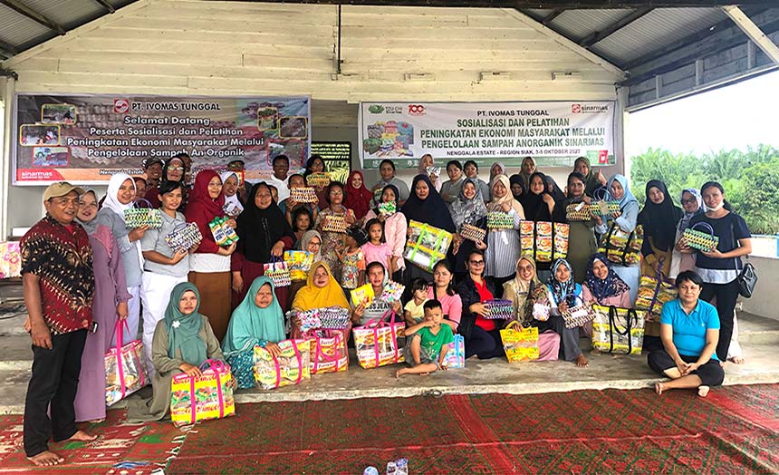 : Warga foto bersama dan menunjukkan sampah plastik yang sudah diolah menjadi barang berharga dan bernilai ekonomis.