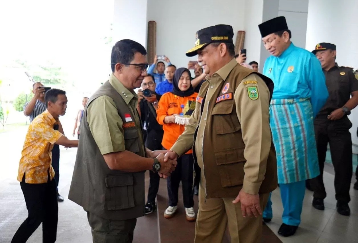 Kepala BNPB Letjen TNI Suharyanto tiba di Pekanbaru disambut Gubri Edy Natar Nasution, Kamis (18/1/2024). )