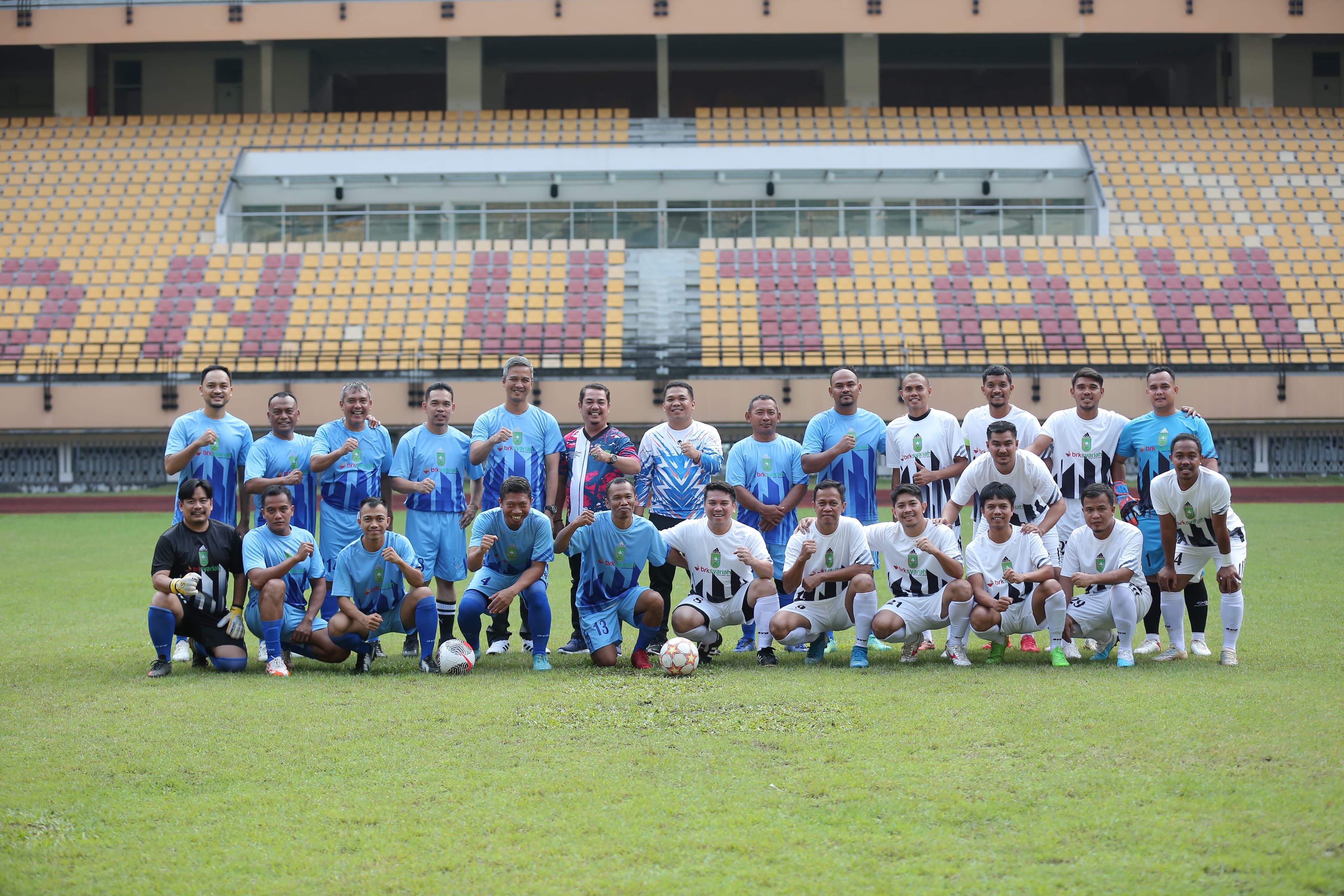 Tim sepakbola dari Pemprov Riau (kiri) vs Tim sepakbola dari BRK Syariah (Kanan) foto bersama, Ahad (21/1/2024) di Stadion Utama Riau.