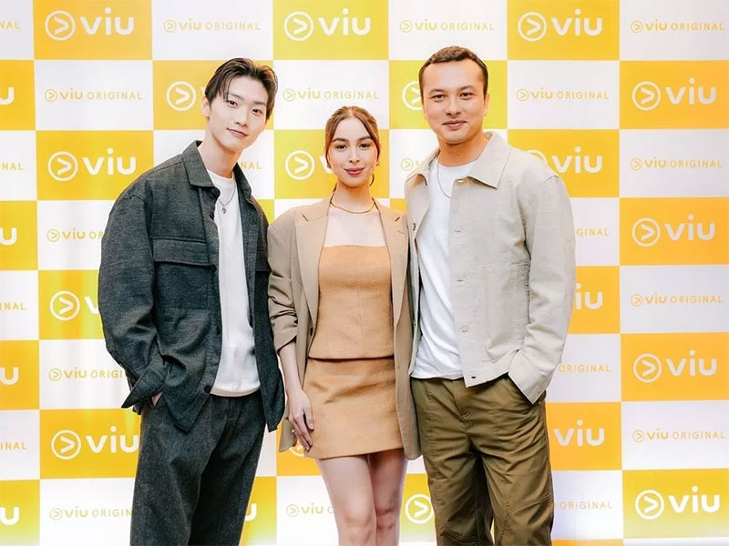 Sangheon Lee(kiri), Julia Barretto (tengah), Nicholas Saputra (kanan), dalam menghadiri press conference Series Viu Original, Secret Ingredient.