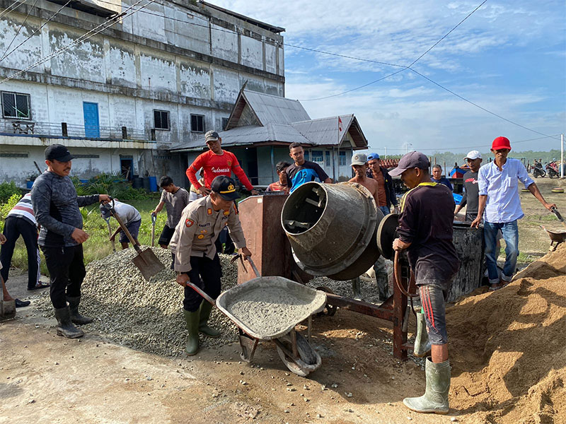 Jajaran Polsek Kateman, Indragiri Hilir (Inhil) bersama warga menggelar gotong royong memperbaiki jalan rusak, Ahad (21/1/2024).