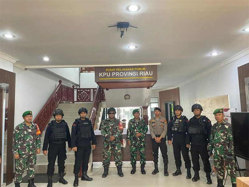 Personel Satbrimobda Riau dan Kodim 0301/PKU saat singgah di Kantor KPU Riau ketika melakukan Patroli Garnizun, Ahad (21/1/2024).