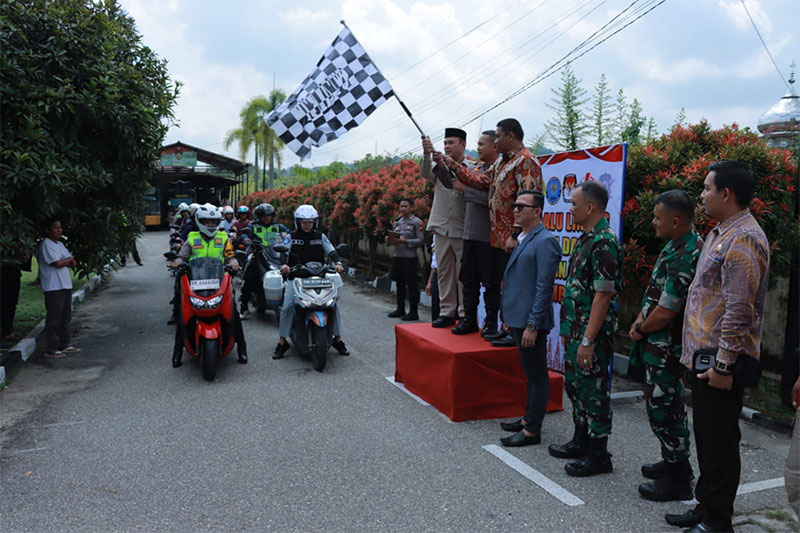 Pelepasan pawai cooling system yang dipimpin langsung Kasat Lantas AKP Viola Dwi Anggraini, Ahad (21/1/2024). POLRES KAMPAR UNTUK RIAUPOS.CO