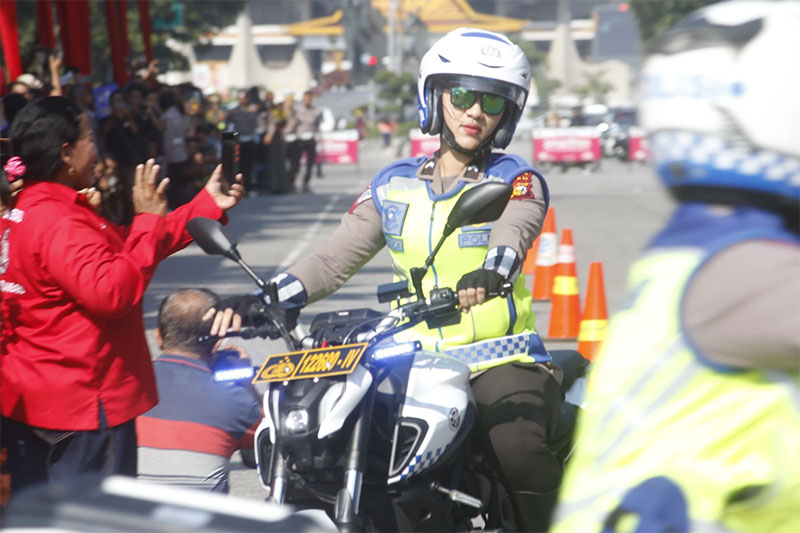 Bripda Jessica saat membawa moge milik Ditlantas Polda Riau saat acara deklarasi bersama tertib berlalu lintas wujudukan Pemilu damai di Jalan Gajah Mada, Kota Pekanbaru, Ahad (21/1/2024).