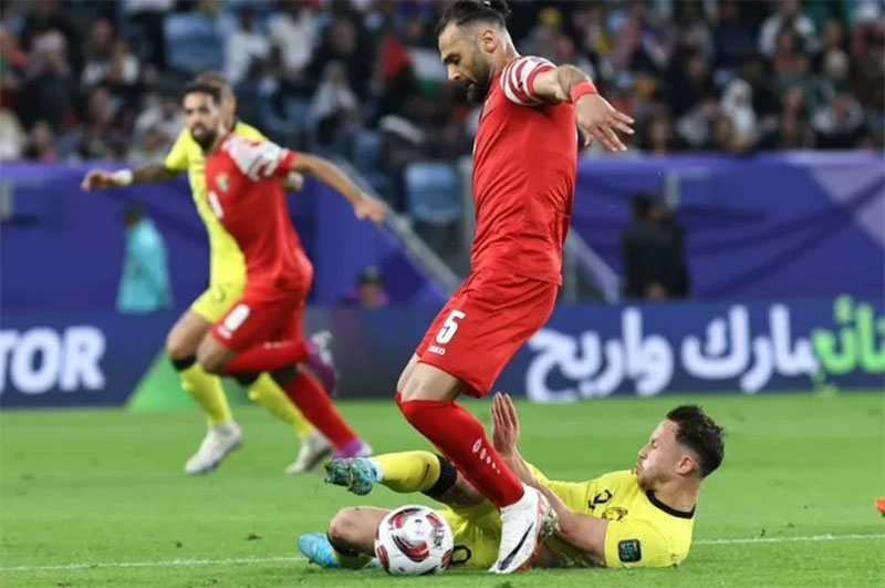 Pemain Malaysia tengah berjibaku menghadapi pemain Jordania di Piala Asia 2023. Di laga tersebut Malaysia kalah telak 4-0.