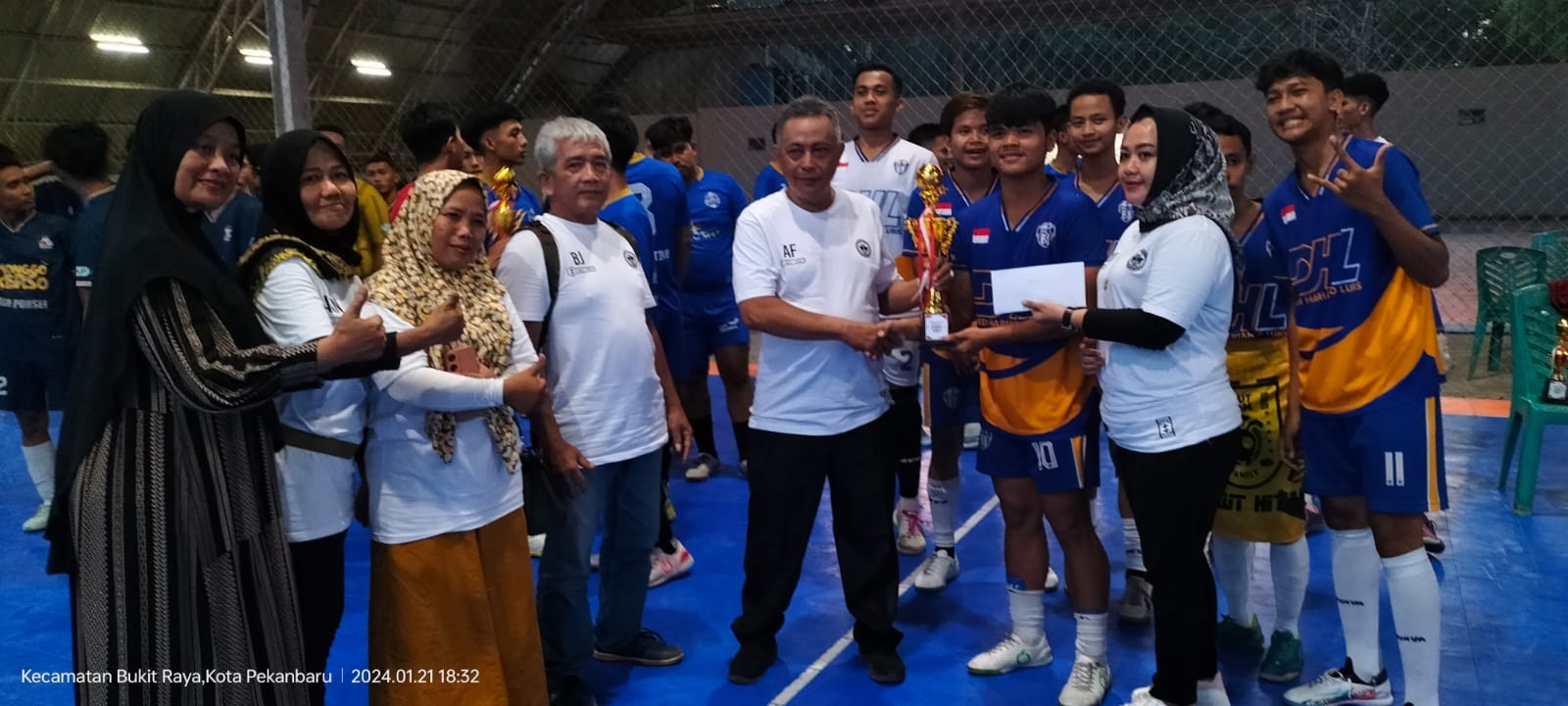 Manajemen Spartan Cup II bersama Pembina Mirshal (empat kiri) menyerahkan piala bergilir Spartan Cup II di lapangan futsal Aero Sport Pekanbaru, Ahad (21/1/2024).