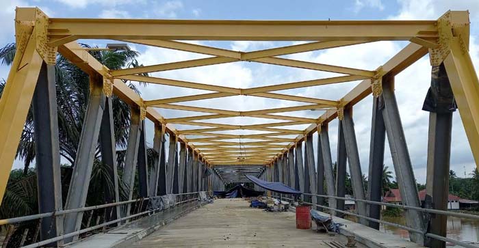 Bobot fisik pengerjaan proyek Jembatan Sungai Batang Lubuh pada ruas Jalan Kota Tengah, Kecamatan Kepenuhan-SP III Desa Muara Jaya, Kecamatan Kepenuhan Hulu hampir rampung, Ahad (21/1/2024).