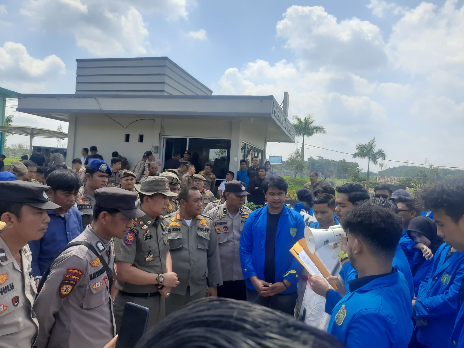 Kasatpol PP Pekanbaru Zulfahmi Adrian saat menerima mahasiswa yang melakukan demontrasi damai di Kantor Walikota Pekanbaru Tenayan Raya, Senin (22/1/2024).