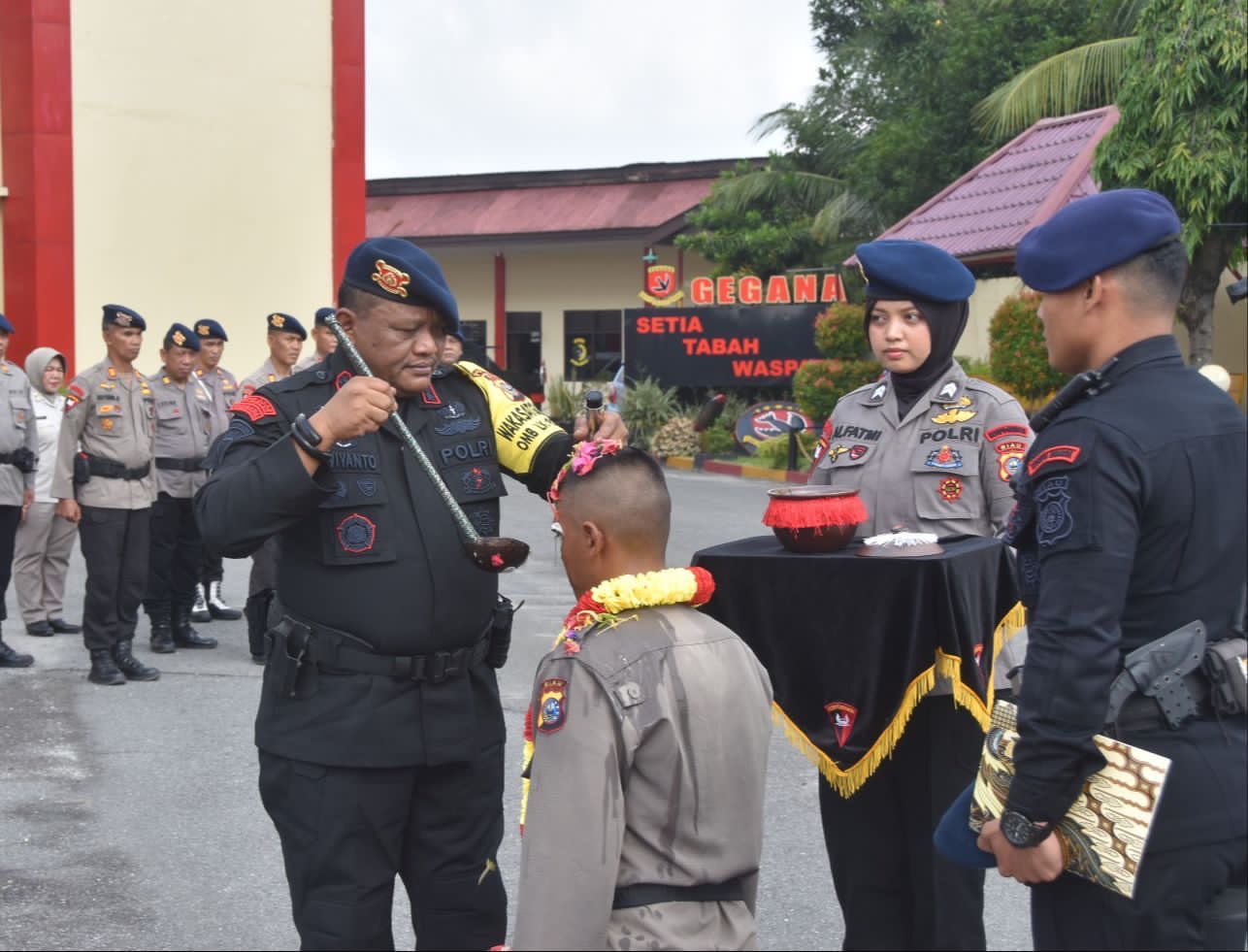Dansat Brimobda Riau Kombes Pol Dwi Yanto melakukan tradisi penyambutan personel baru lulusan Pusdik Brimob Watukosek di Mako Brimobda Riau, Senin (22/1/2024).