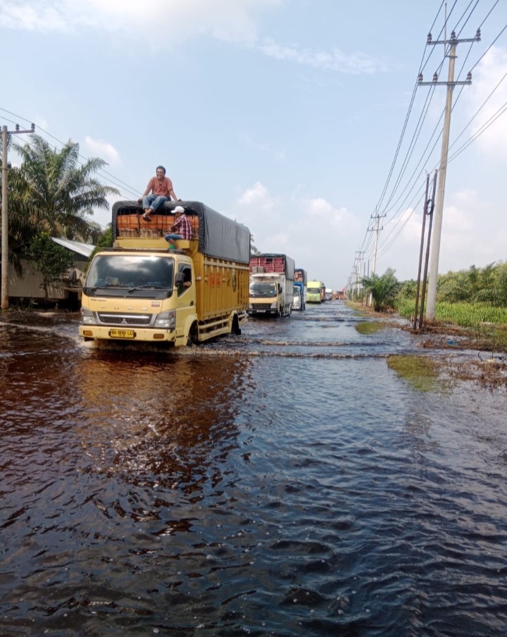 Aktivitas kendaraan roda enam dan roda empat telah mulai berjalan lancar Jalan Lintas Timur KM 83 Desa Kemang, Kecamatan Pangkalan Kuras pasca banjir.