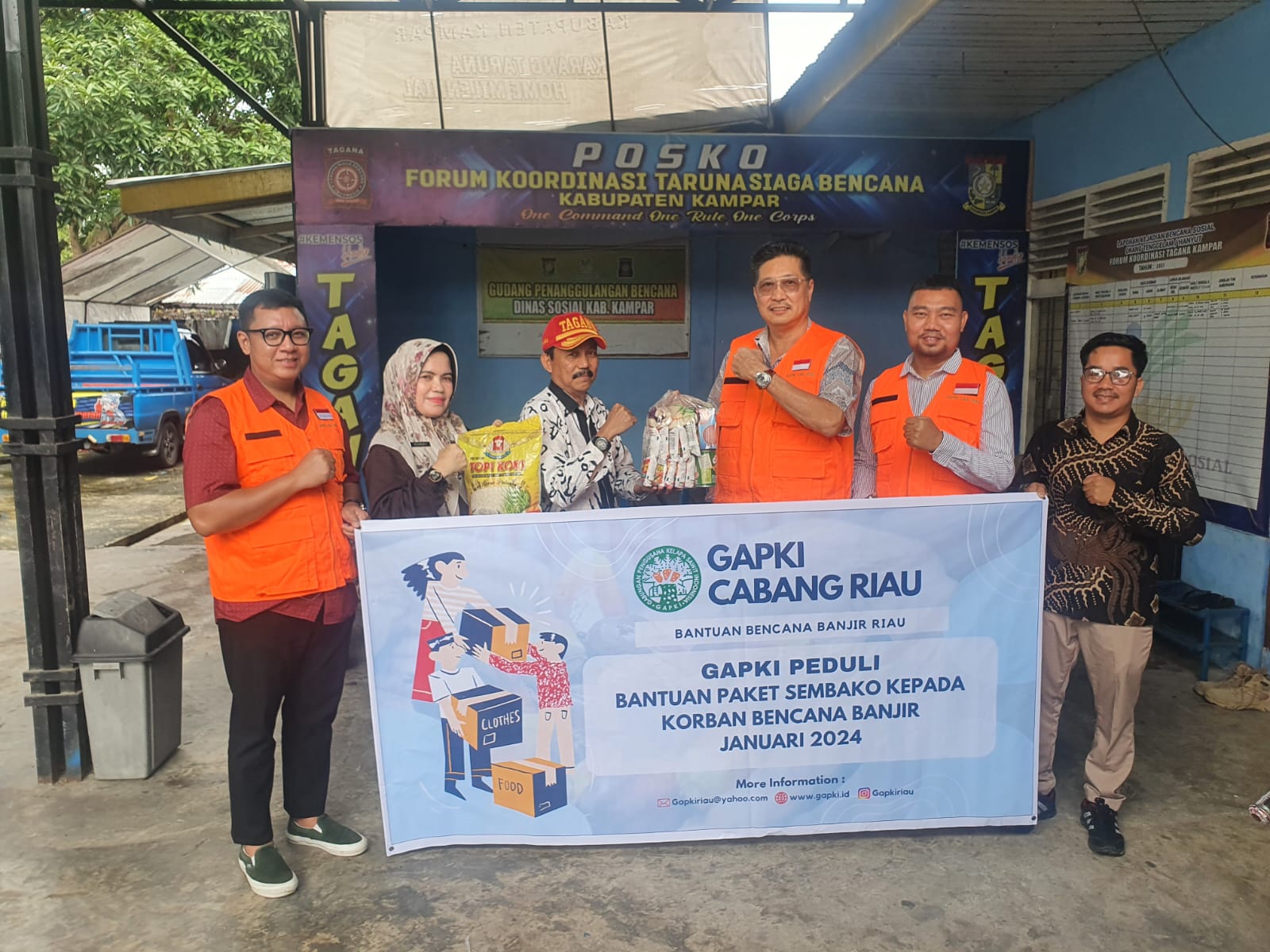 Ketua Gapki Riau L.Hartono foto bersama dengan Kadis Sosial Kampar Zamzami, Wakil Sekretaris Gapki Riau Dede Putra Kurniawan, Ketua Komp Bina Mitra dan CSR Gapki Riau Febriansyah.