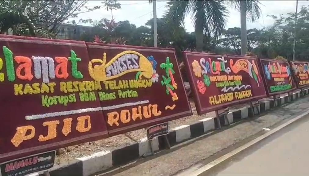 Puluhan karangan bunga terlihat menghiasi jalan masuk menuju Mapolres Rohul dan ruas jalan Lingkar Km 4 Pasirpengaraian, atas pengungkapan dugaan korupsi pengadaan BBM Solar di dinas Perkim Rohul.