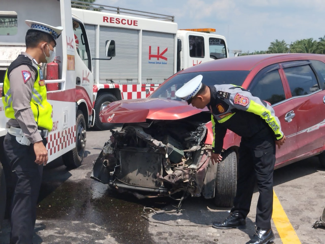 Kepolisian melakukan olah tempat kejadian perkara kecelakaan lalu lintas di ruas Tol Pekanbaru-Dumai, Senin (22/1/2024).