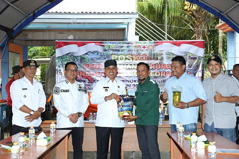 Penjabat Bupati Inhil Herman menerima sekaligus menyalurkan bantuan dari PT SRL untuk masyarakat terdampak banjir di Kecamatan Tempuling
