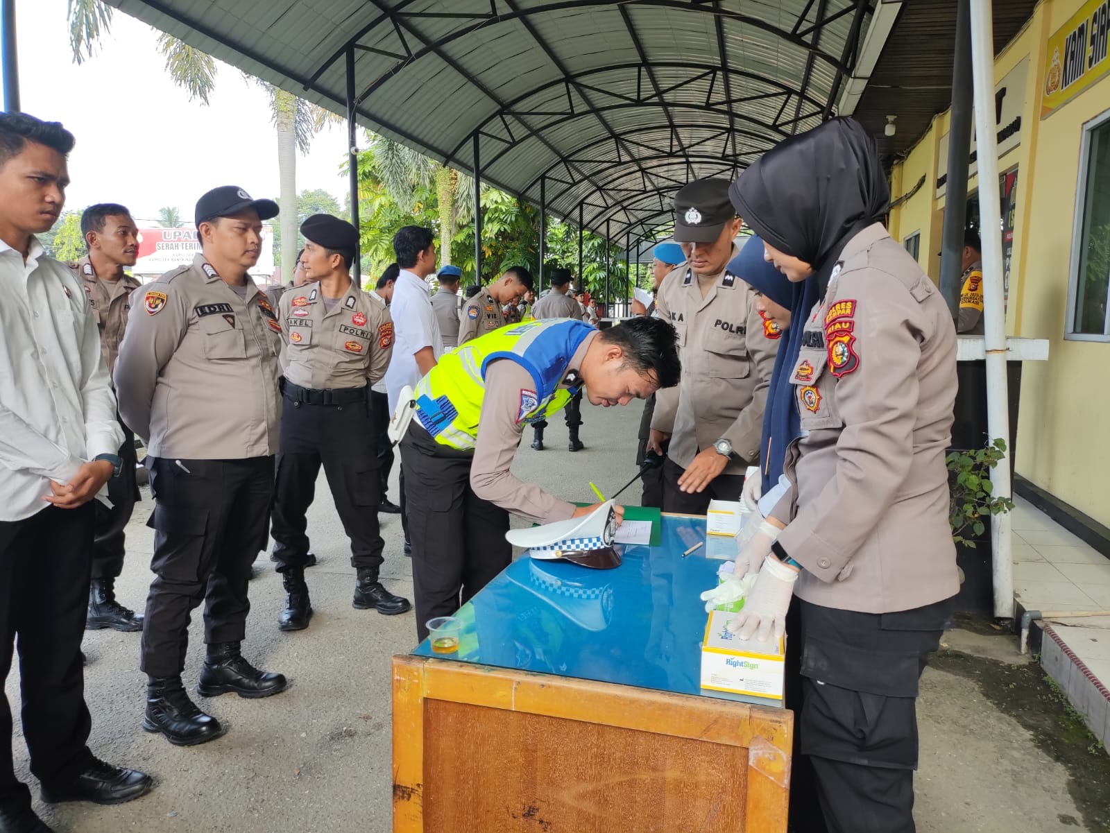Polres Kampar melakukan tes urine narkoba bagi seluruh anggotanya di Mapolres Kampar, Senin (22/1/2024).