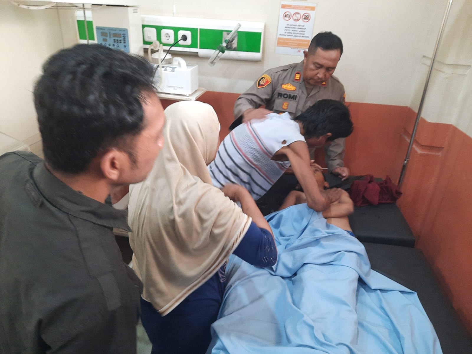 Orangtua korban MR didampingi Kapolsek Pangkalan Kerinci, AKP Romi Irwansyah SH MH, melihat jasad korban di RS Amelia Medika Pangkalan Kerinci, Selasa (23/1/2024) sore.