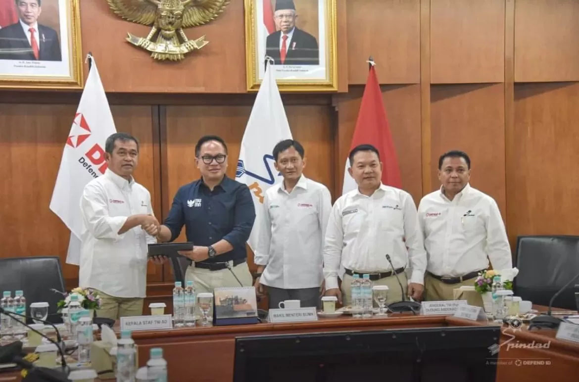 Menteri Badan Usaha Milik (BUMN), Erick Thohir secara resmi mengangkat menantu Luhut Binsar Pandjaitan, Jenderal TNI Maruli Simanjuntak sebagai Komisaris Utama PT Pindad.