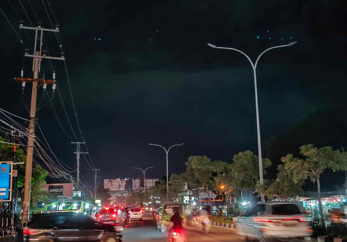 Sejumlah lampu PJU di Jalan Soebrantas tidak menyala, beberapa waktu lalu.  Pemko Pekanbaru sedang gencar mengganti lampu PJU yang voltasenya di atas 250 Watt dengan lampu hemat energi.