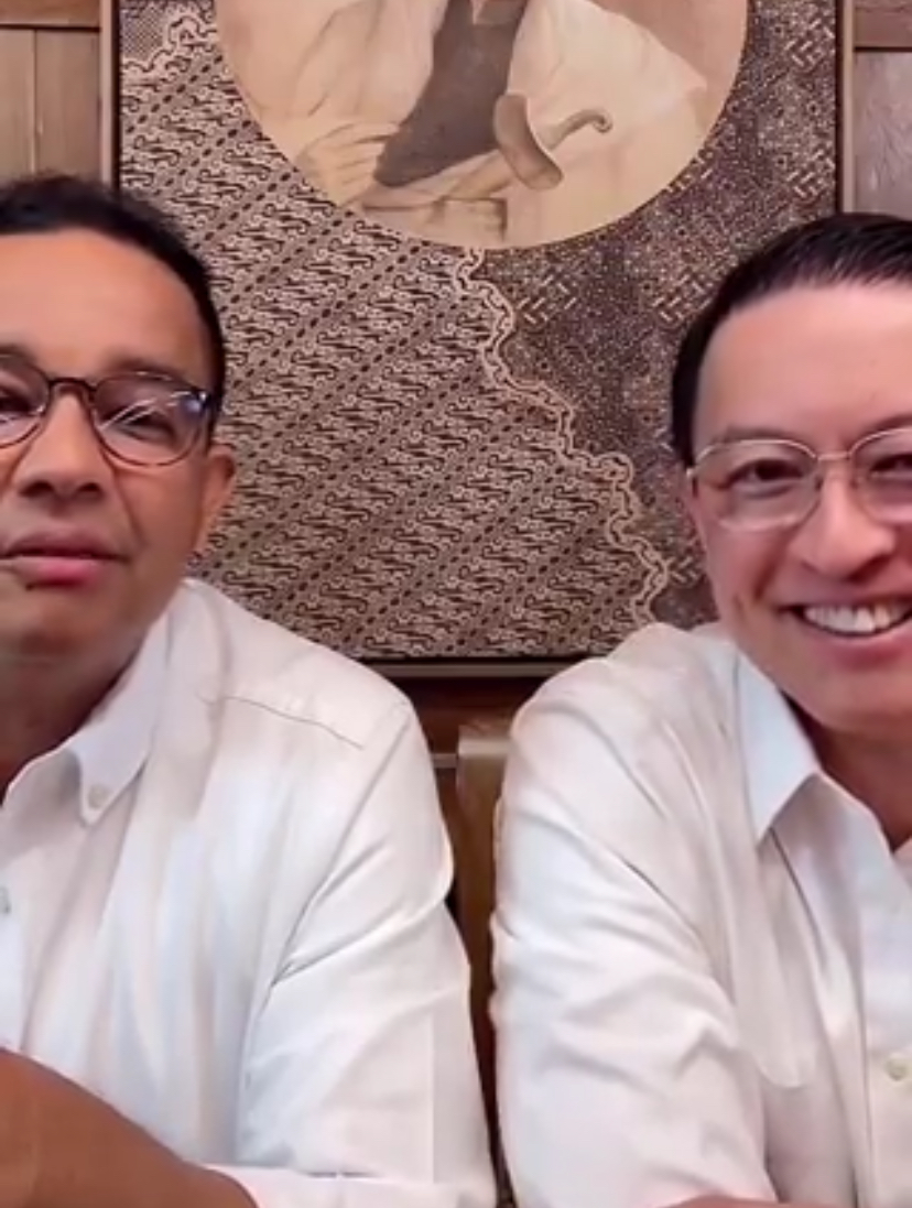 Anies Baswedan dan Tom Lembong saat melakukan Live TikTok.
