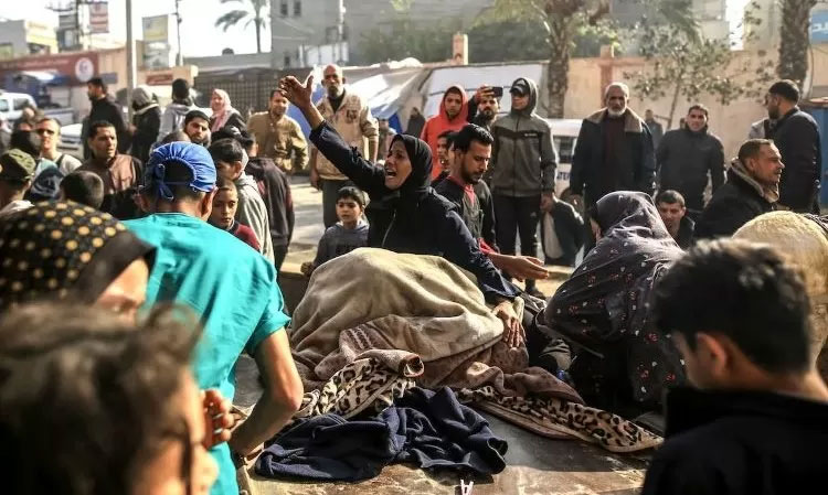 Keluarga membawa rakyat Palestina yang akan dimakamkan di RS Naseer.