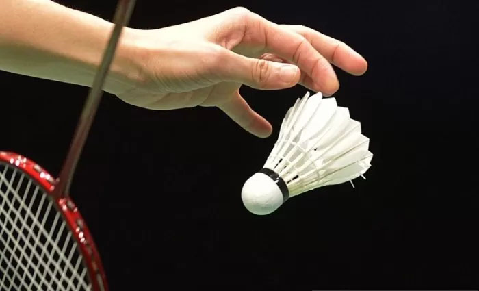 Ilustrasi - Servis bulu tangkis.
