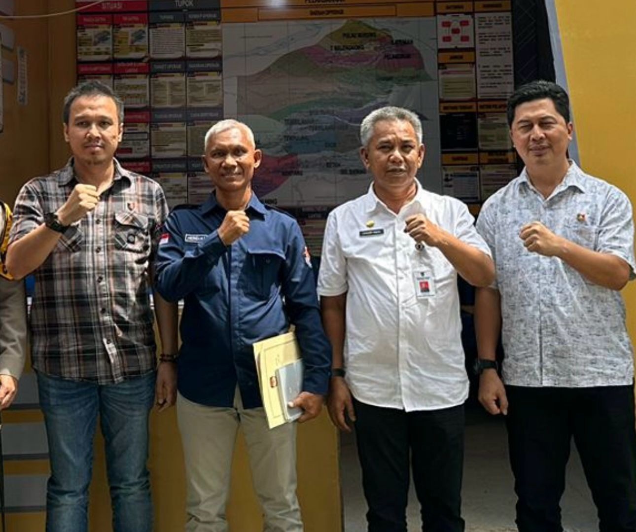 Direktur Reserse Narkoba Polda Riau Kombes Pol Manang Soebeti (kiri) berfoto bersama petugas KPU Inhil usau melakukan kunjungan di Gudang Logistik KPU, Rabu (24/1/2024).
