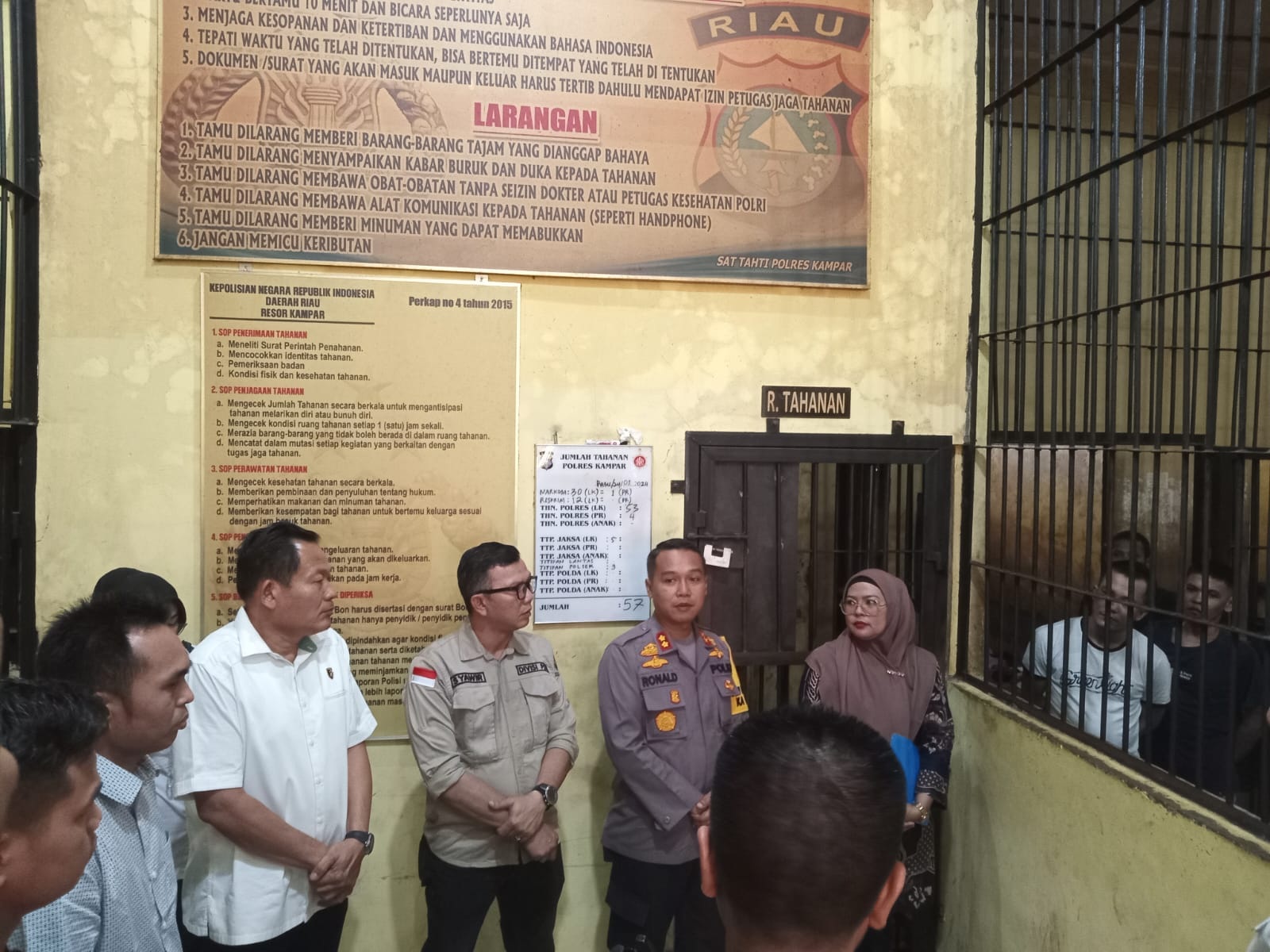 Wadir Direskrimum Polda Riau  AKBP Sunhot P Silalahi, Kapolres AKBP Ronald Sumaja, Ketua KPU Maria Aribeni dan Ketua Bawaslu Syawir Abdullah saat sosialisasi Pemilu 2024.