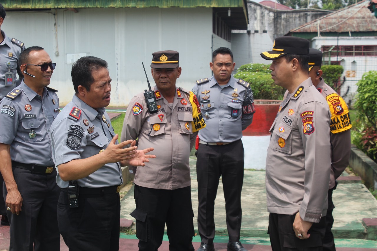 Kepala Rutan kelas IIB Rengat, Julius Barus menjelaskan persiapan menghadapi Pemilu dan posisi TPS khusus di Rutan Rengat kepada Kabidkum Polda Riau, Kombes Pol Mohamad Qori Oktohandoko dan rombongan.